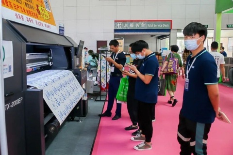 青岛国际职业装团服展览会展会现场图片