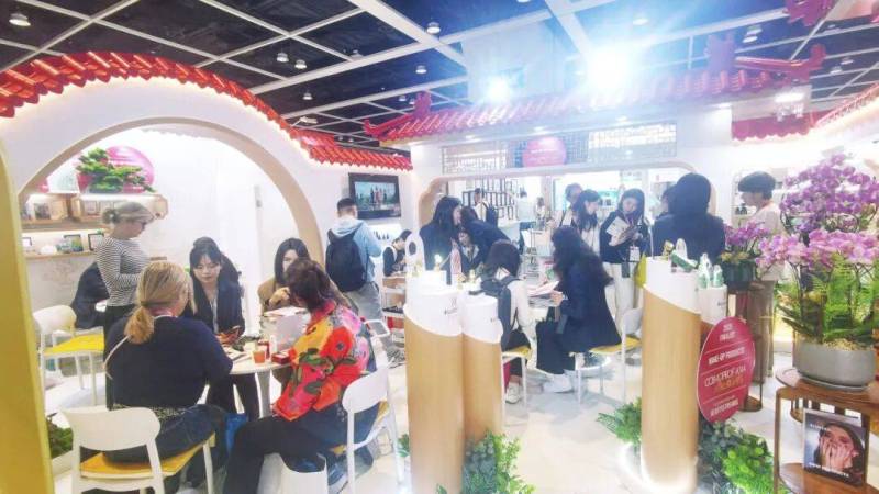 双馆齐绽,载誉而归!广州蓝之天闪耀2025香港亚太区美容展,精彩收官!