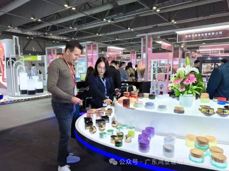 广东鸿业玻璃制品有限公司参展2025年亚太区美容展DAY3|续写合作新篇