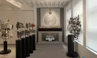 新德里国际艺术展上的跨文化艺术对话：Ghiora Aharoni在印度艺术展上的探索