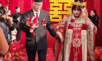 “大衣哥”朱之文女儿喜结连理，新郎为山东菏泽同乡；曾言择婿重人品轻家世