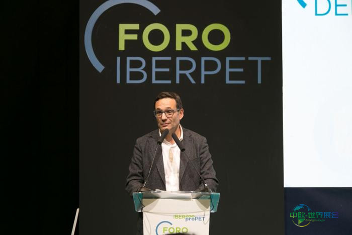 Iberzoo Propet展会总监在活动介绍环节的照片