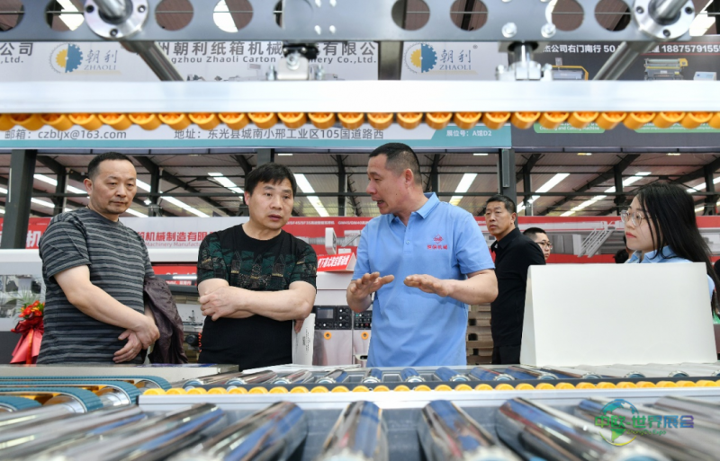 4月24日,客商在博览会上参观。苑立伟摄