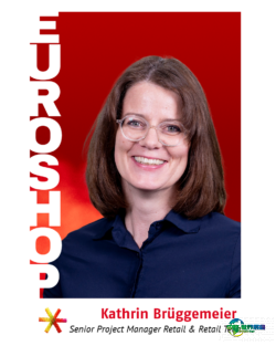 Kathrin Brüggemeier肖像，零售与零售科技高级项目经理，红色背景配垂直“EUROSHOP”字样；版权图形：beta-web GmbH