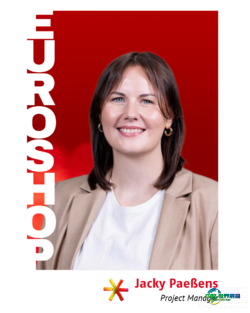 EuroShop项目经理Jacky Paeßens肖像照，红色背景配垂直“EUROSHOP”字样；版权：beta-web GmbH