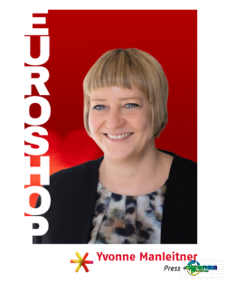 EuroShop展会新闻与公关经理Yvonne Manleitner的肖像，背景为红色，带有垂直的“EUROSHOP”字样；版权：beta-web GmbH