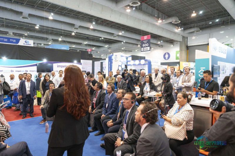 参观者探索Aquatech Mexico展馆
