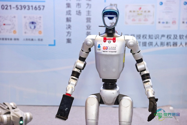 武契奇出席中塞协作人形机器人工厂量产启动仪式
