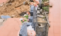 福建泉州某墓园突发坍塌，多座坟墓受损；当地民政局回应：因持续强降雨引发，暂未接获人员伤亡报告，若坟墓无法寻得将商议善后方案，与家属协商处理