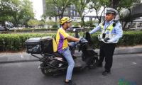 交警：您知道这是什么车吗？骑手：不是电动车吗？交警：是电摩