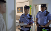 男子邀4名同事家中过夜，忍不住炫耀两万现金，醒来发现钱不翼而飞！警方查明真相
