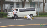 骑共享电动车开视频会撞上路边面包车，小伙倒地流血先摸手机！坐地继续参会，司机：怎么跟他沟通都不理……