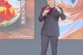 小菲现身广州出席博览会，身着正装登台即兴发言，风采令众人赞叹