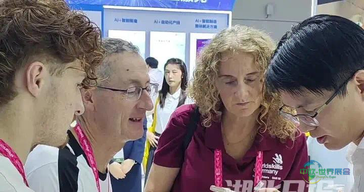 “我打算把它带回德国!”世赛博览会湖北展区 德国理疗师迷上蕲春艾灸眼罩