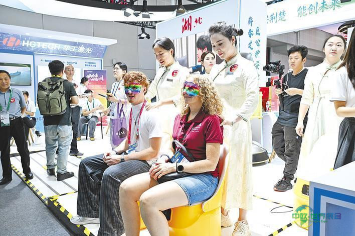 外国来宾在世界技能博览会湖北展区体验后称赞“这款艾灸眼罩实在太好用了,我希望能把它带回德国”