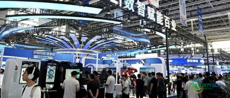 机器人亮出拿手绝技,眼罩连通脑电波——2026中国国际数字经济博览会见闻