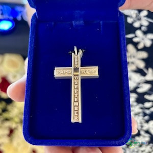 9·11遇难者家属获赠世贸中心十字架纯银复制品