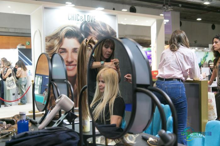Demostración de peluquería profesional en Salón Look, con especialistas mostrando técnicas de estilismo y cuidado capilar ante visitantes del sector de la belleza.
